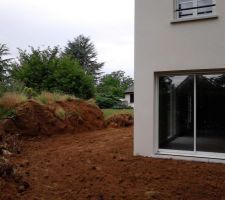 Remblais cot&eacute; de la maison.