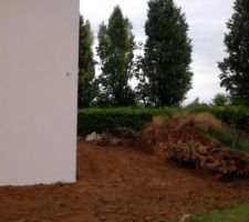 Remblais arri&egrave;re de la maison.