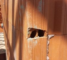Et un trou en plus, sur le côté de la fenêtre de la chambre 1