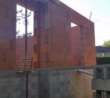 Élévation des murs du rez-de-chaussée en cours