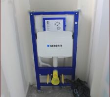 Bâti support Geberit installé dans les WC du RdC