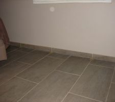 Pose des plinthes dans le salon/salle à manger.
