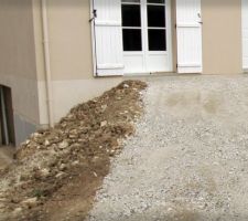 Talus originel, avant le projet terrasse.
Idée : Construire un petit radier mur de soutènement pour prolonger la terrasse à gauche.