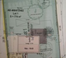 Emplacement de la maison sur le terrain, de la terrasse et des deux places de stationnements non closes.