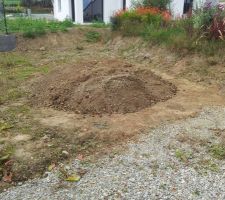Terre venant de la tranchée pour le muret le long de l'allée piétonne