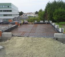 Dallage du garage coul&eacute; 16cm plus haut que celui de la maison pour avoir un niveau fini habitation / garage identique