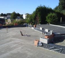 B&eacute;ton de 12cm coul&eacute; sur la partie habitation avec la vue sur celui du garage en finition surfac&eacute;e.