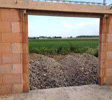 Pose des coffrets béton qui accueilleront les futurs stores BSO à lamelles.