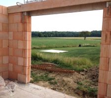 Pose des coffrets béton qui accueilleront les futurs stores BSO à lamelles.