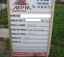 Le permis affiché sur le terrain