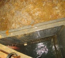 Le puisard plein à ras-bord pendant le chantier