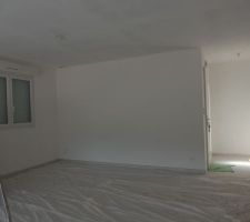 Salle salon et dans entrée avec un placard
