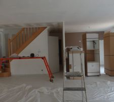 Salle salon et dans le fond cuisine,