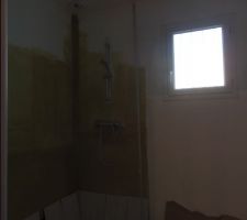 Douche  à l'italienne, on voit bien le produit de protection , demain on commence la faience,