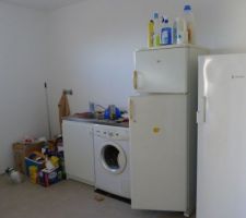 21 juillet 2014: Installation de notre cuisine provisoire dans le cellier :-) Et avec le lave-linge, le frigo et le congélo (récupéré dans le garde-meuble) - ça va encore mieux :-)