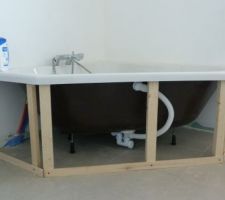 22 juillet 2014: lh'abillage de la baignoire prend forme (nous avions d'abord pris un tablier en acrylique...mais c'est vraiment de la m***** à mettre et pas solide du tout, du coup, on l'a mis de côté et Monsieur a fait une structure en bois sur lequel viendra du placo hydrofuge et ensuite de la faïence)