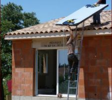 22 juillet 2014: l'installateur vient nous poser le CESI - ici  les panneaux solaires...