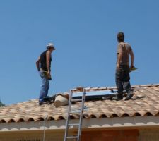 22 juillet 2014: l'installateur vient nous poser le CESI - ici  les panneaux solaires...