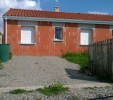 Entrée de la maison et volets fermés