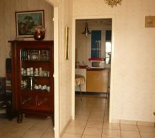 Entrée avec salon à gauche et cuisine en face
