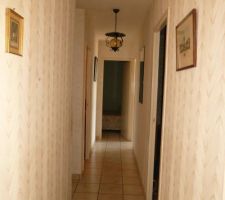 Couloir qui mène aux chambres/salle de bains/wc
