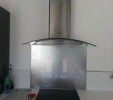 Pose de la hotte dans la cuisine .... Il &eacute;tait temps.