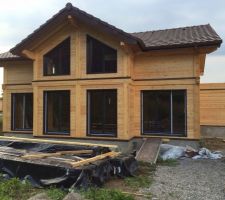 Pose des menuiseries aluminium faite.

A ce stade tout est posé, la porte d'entrée,les baies....
Reste plus que les portes de garage semaine prochaine et nous ferons la réception du hors d'eau et hors d'air.