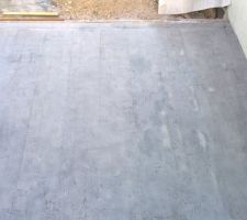 Terrasse en béton décoratif (imprimé) en cours de séchage