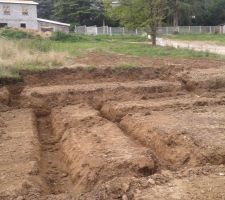 Les fondations ont été creusées . Le garage (sur l?arrière) est un peu plus haut que le RDC de la maison !