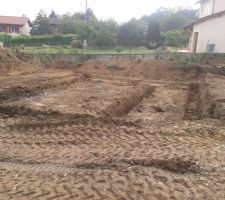 Les fondations ont été creusées .
Le garage (sur la droite) est un peu plus haut que le RDC de la maison !