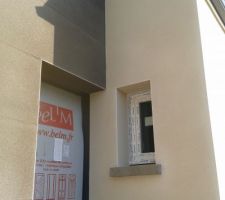 La porte d'entrée et la fenêtre des WC