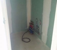 Avec électricité terminé et plomberie en cours