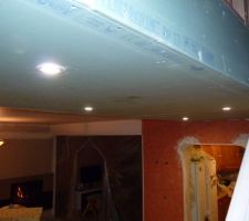 Faut plafond avec 4 spot qui attend d'etre enduit