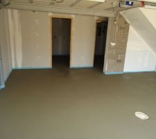 Après quasiment 2 ans d'attente, nous avons enfin la chape dans le garage et sous sol :)