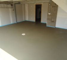 Après quasiment 2 ans d'attente, nous avons enfin la chape dans le garage et sous sol :)