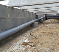 Descente eau pluviale des gouttières arrières du terrain vers l'avant sous le vide sanitaire