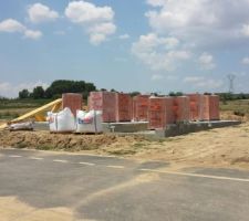 Livraison de la charpente, brique et sable .