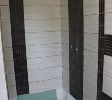 Voici les premières images de la salle de bain cette après midi c'était pose de baignoire et bac à douche pour que le carreleur finisse...