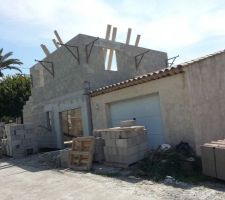 Vue du garage qui va être repris pour être collé à la maison et ouvertures modifiées pour le transformer en studio.