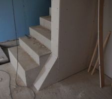 Finition du bas de l'escalier, dans l'entrée