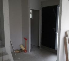 Vue sur l'entrée avec le renfoncement pour le placard