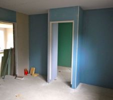 Vue de la salle de bain et du salon à partir de la chambre d'amis