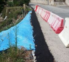 La mairie / dde à ajouter un bordure en bitume chouette !!!!