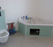 Une partie de la SdB avant de poser la fa&iuml;ence...ben oui, fallait d'abord r&eacute;aliser tous les coffrages en BA13 hydro... (Monsieur a r&acirc;l&eacute;, lol!)