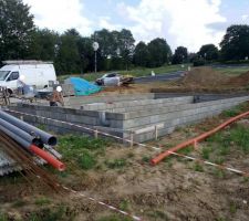 D&eacute;but de la ma&ccedil;onnerie du Vide Sanitaire.