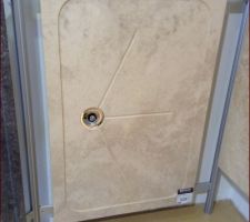 Receveur de douche chez Ekolux, en pierre naturelle