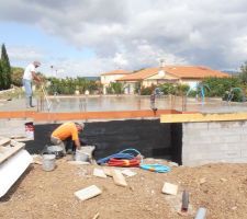 LA DALLE COULEE EN DEUX HEURES  ILS BOSSENT VRAIMENT BIEN