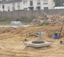 Ça continue d'avancer !! Les terrains sont délimités et commence à être raccordés.
Cela permet de visualiser la surface que l'on va avoir et c'est rassurant :)