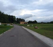 Aujourd'hui mardi 29 Juillet 2014 , fin de la pose des menuiserie.
Les portes de garages sont pos?es , la maison est désormais hors d'eau et hors d'air.
Réunion de chantier jeudi soir pour la réception du clos HE/HA.
Pose de l'isolation du toit plat du garage fin de semaine.
En attendant fin Août pour le début du second ?uvre , électricité,plomberie,isolation et doublage des murs en bois.
La suite à venir.......