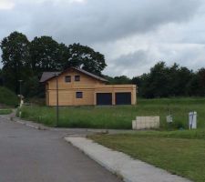 Aujourd'hui mardi 29 Juillet 2014 , fin de la pose des menuiserie.
Les portes de garages sont pos?es , la maison est désormais hors d'eau et hors d'air.
Réunion de chantier jeudi soir pour la réception du clos HE/HA.
Pose de l'isolation du toit plat du garage fin de semaine.
En attendant fin Août pour le début du second ?uvre , électricité,plomberie,isolation et doublage des murs en bois.
La suite à venir.......